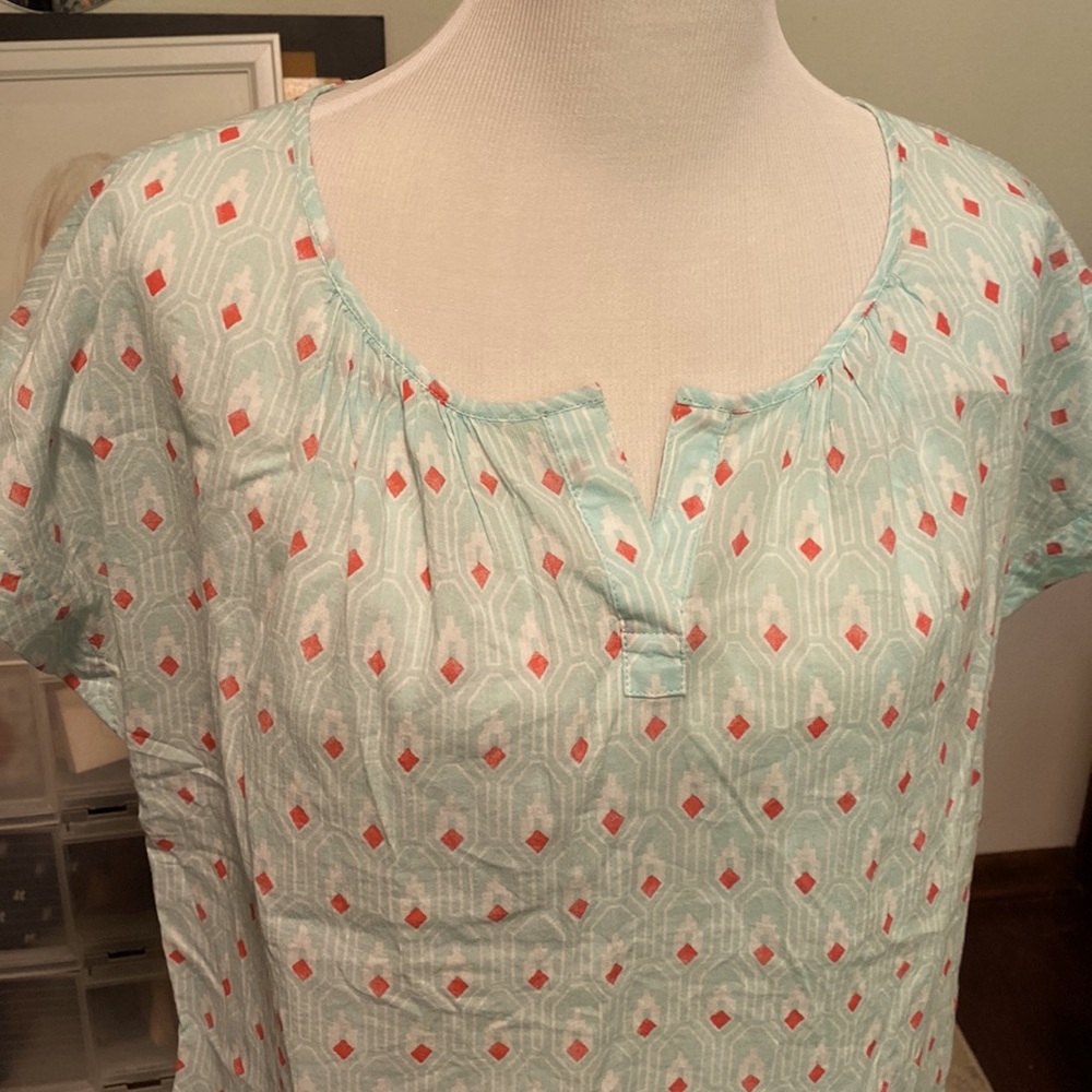 CARVE DESIGNS by Titlenine 100% organize cotton cap sleeved top. V notch neck.